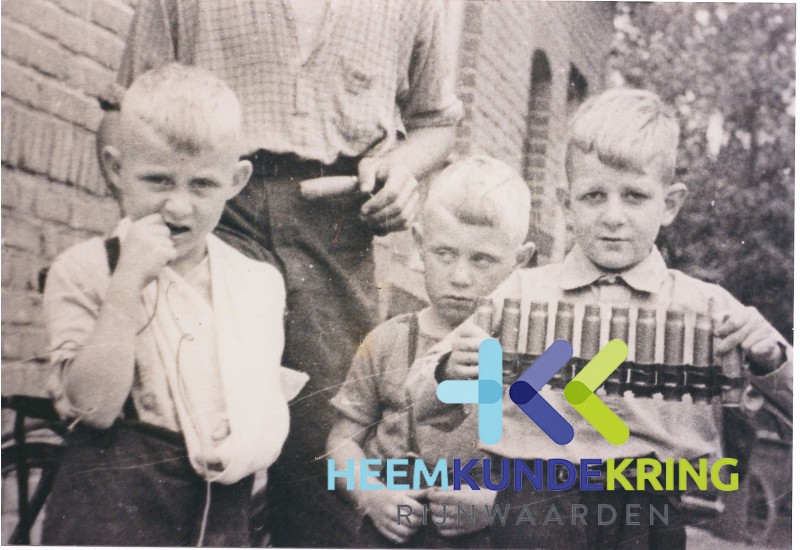 Pannerden 1945 gebr. Willem en Henk Willemsen en met oorlogstuig Bart Jansen Coll. G.B (2)